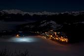 Salita in notturna di luna piena in montagna e nebbia in valle e pianura al Monte Gioco da Spettino il 28 gennaio 2010 - FOTOGALLERY